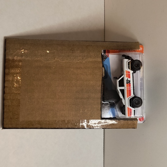 D10  Hot Wheels   73 Jeep J10 with shipping protector - Picture 3 of 3